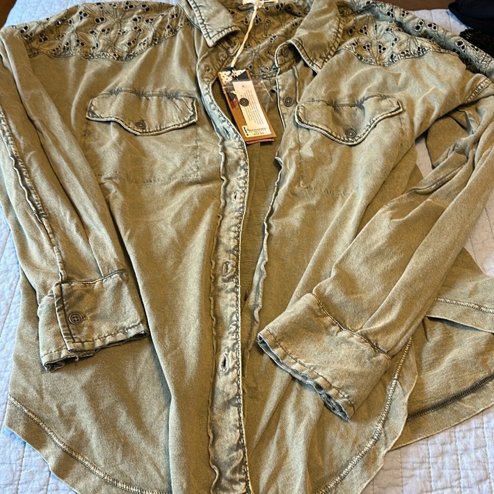NWT gimmicks green button down with great details. Sz m